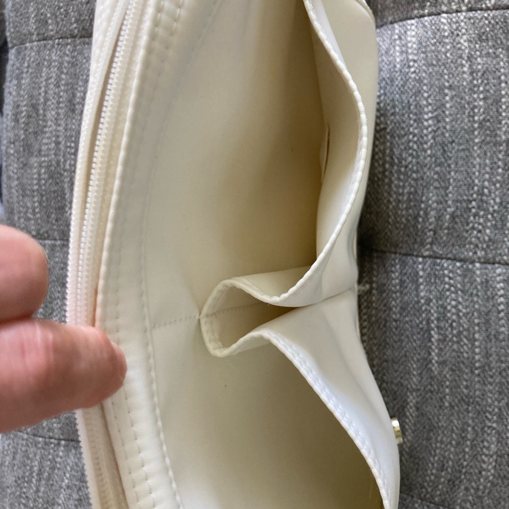 Vintage Longchamp White Shoulder Bag with Adjustable Strap and Minimalist Design - Picture 9 of 14